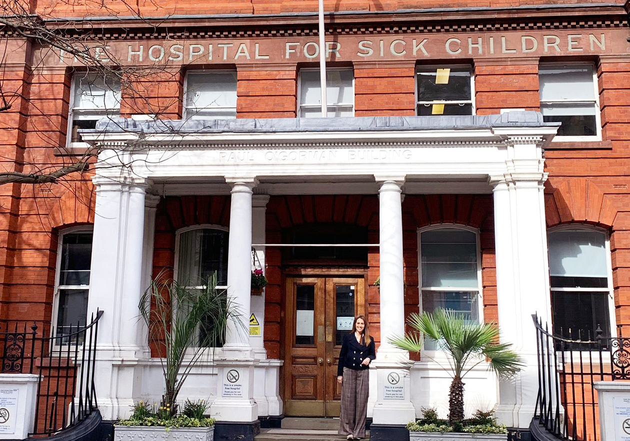 Pepa González stands at the entrance of Great Ormond Street Hospital.