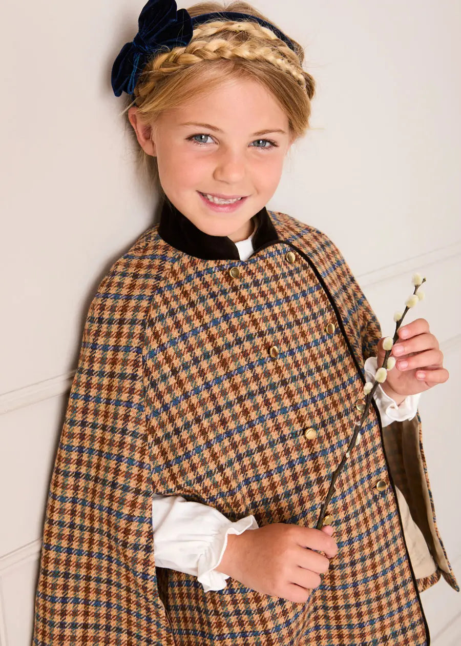 The Vincent Cape Girl Look